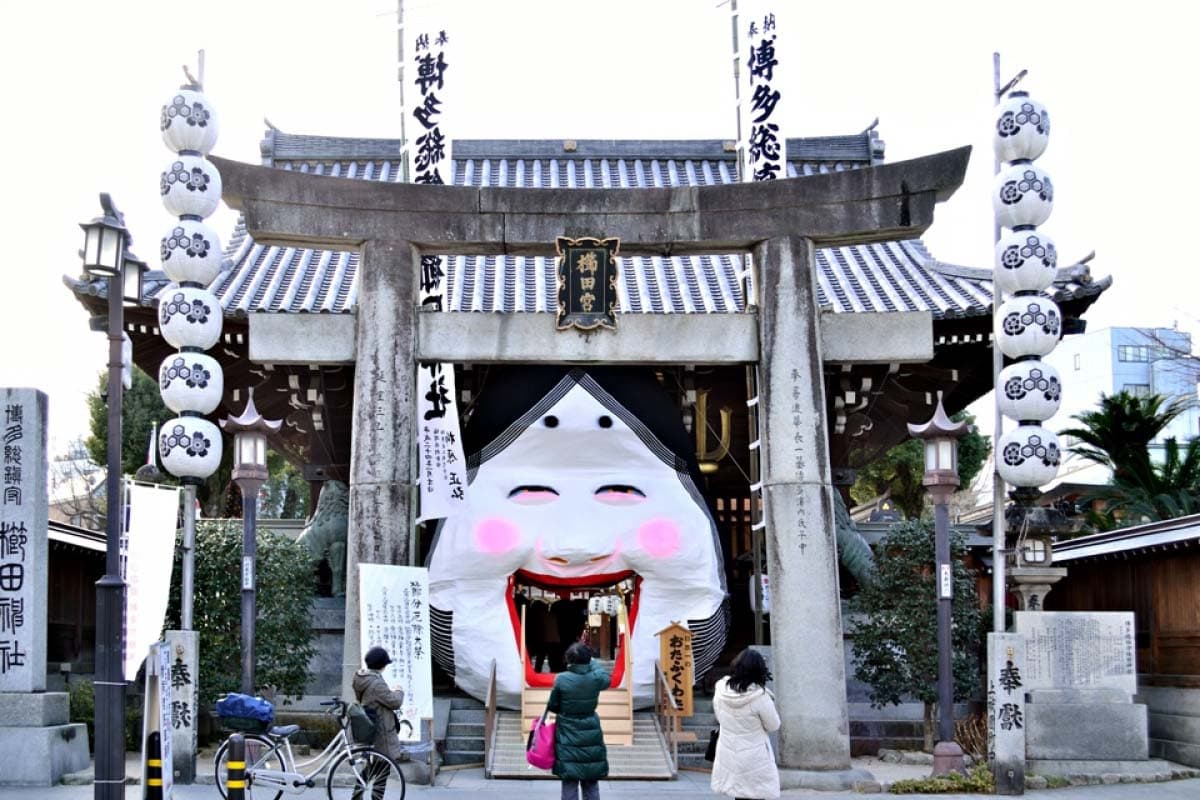 Kuil Fukuoka Pasang Topeng "Otafuku" Raksasa untuk Keberuntungan
