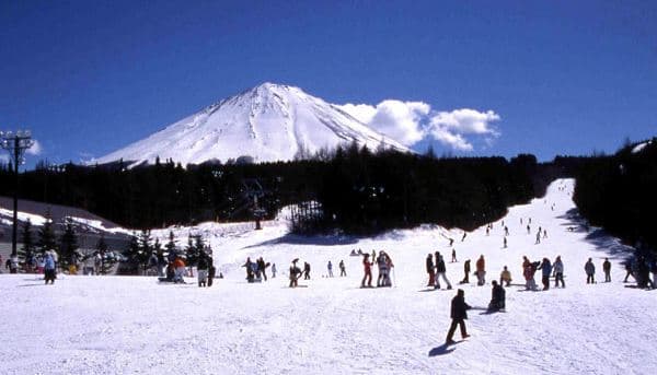 Menjajal Seluncur Salju di Resor Ski Ramah Muslim di Kaki Gunung Fuji