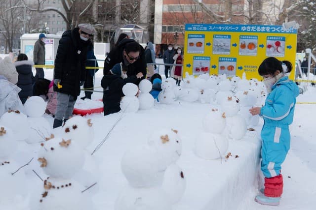 Warga Sapporo Mulai Membuat Patung Salju untuk Festival Salju
