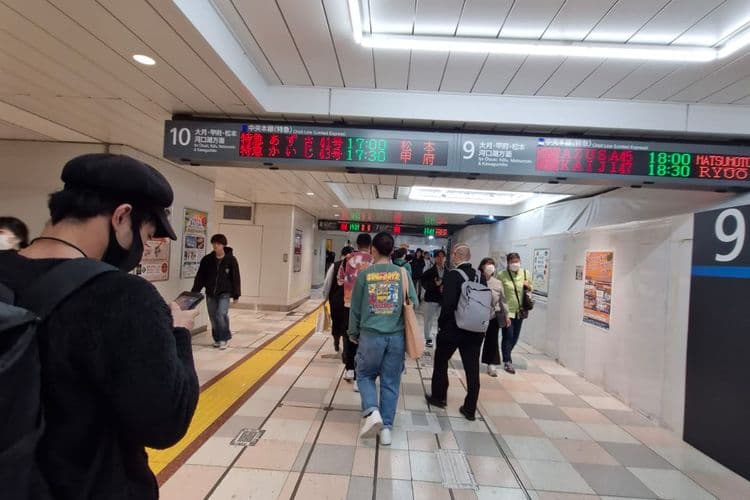 Loket Informasi Penjualan Tiket Kereta Api Bawah Tanah di Jepang Gunakan Bahasa Indonesia