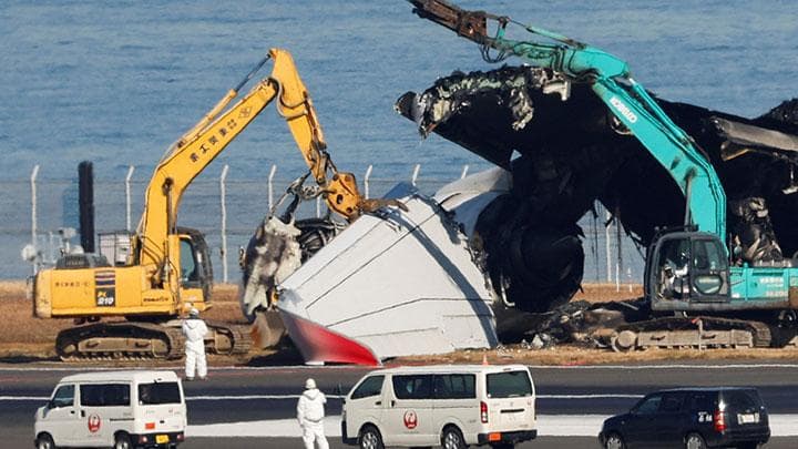 Pekerjaan Pembersihan Puing Pesawat JAL dari Landasan Pacu Haneda Dimulai