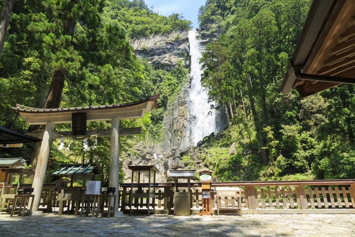 Tali Suci 'Shimenawa' di Air Terjun Nachi Diganti Jelang Tahun Baru