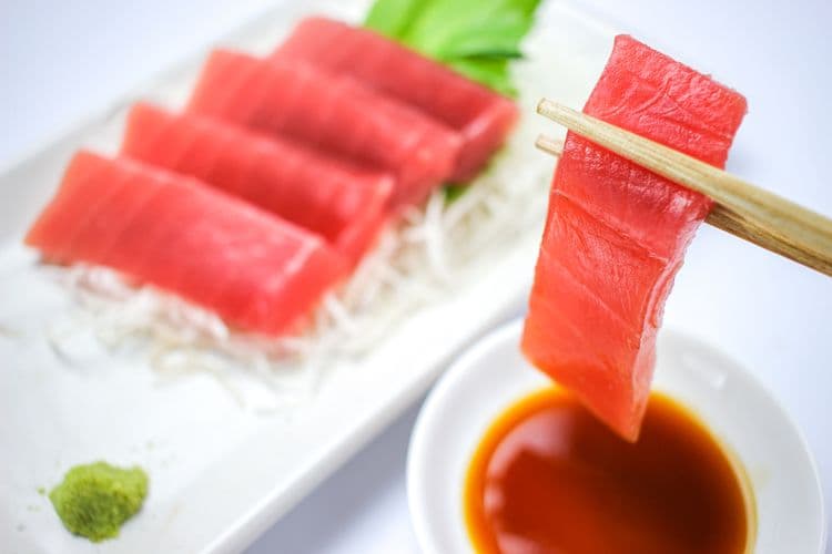 Ramai Orang Mencicipi Ikan Kenyar di Jepang Barat