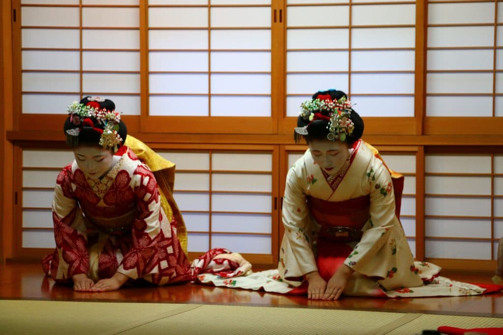 Penghibur Kyoto Bertukar Ucapan Selamat Tahun Baru Lebih Awal