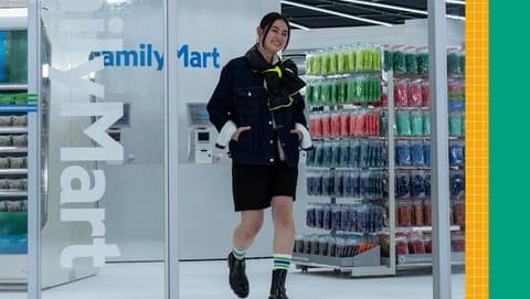 FamilyMart Jualan Baju, Gelar Fashion Show Unik, Model Catwalk Sambil Belanja
