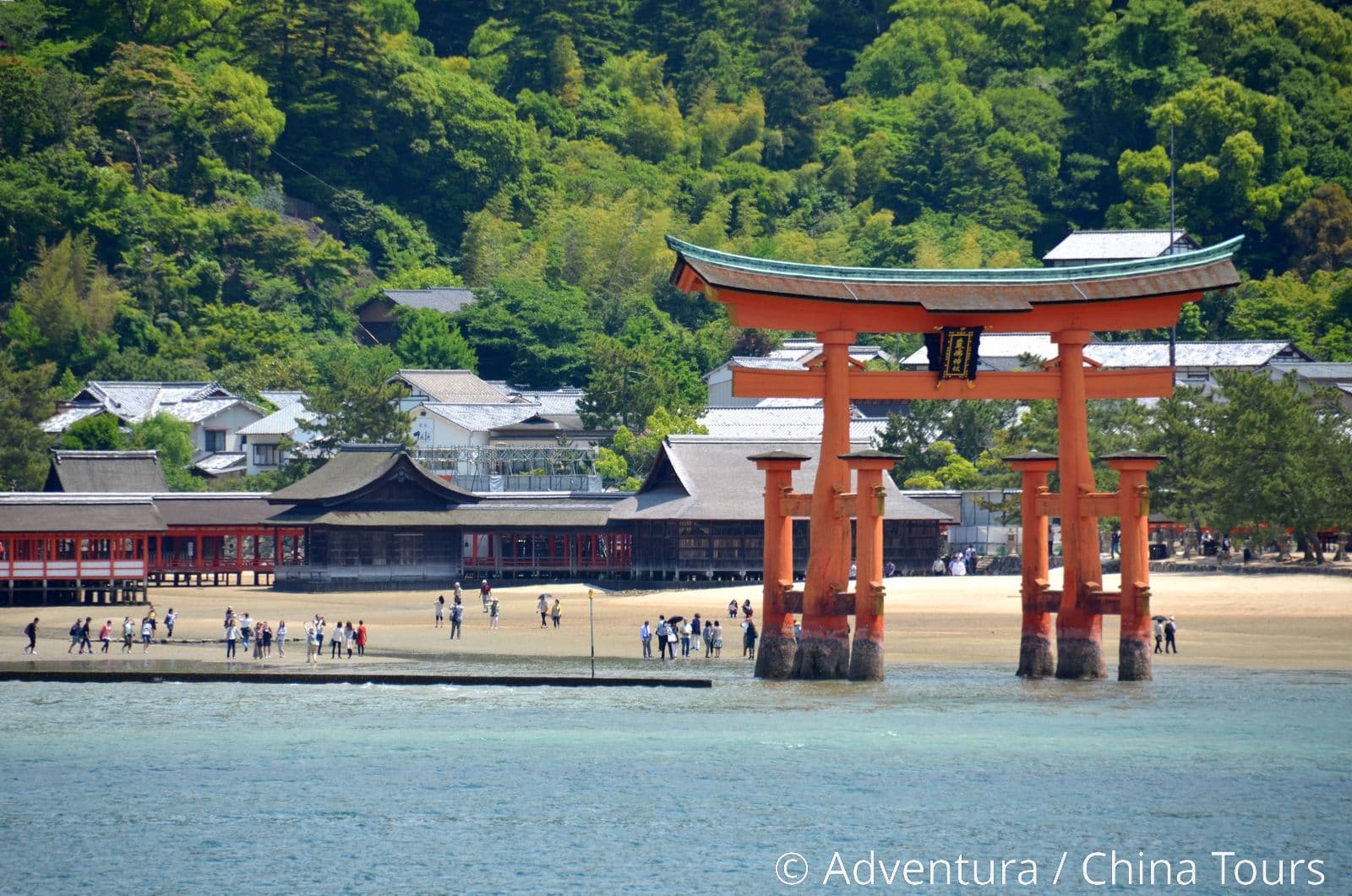 Gerbang "Torii" Dipasang di Pantai Jepang Tengah Menyambut Tahun Baru