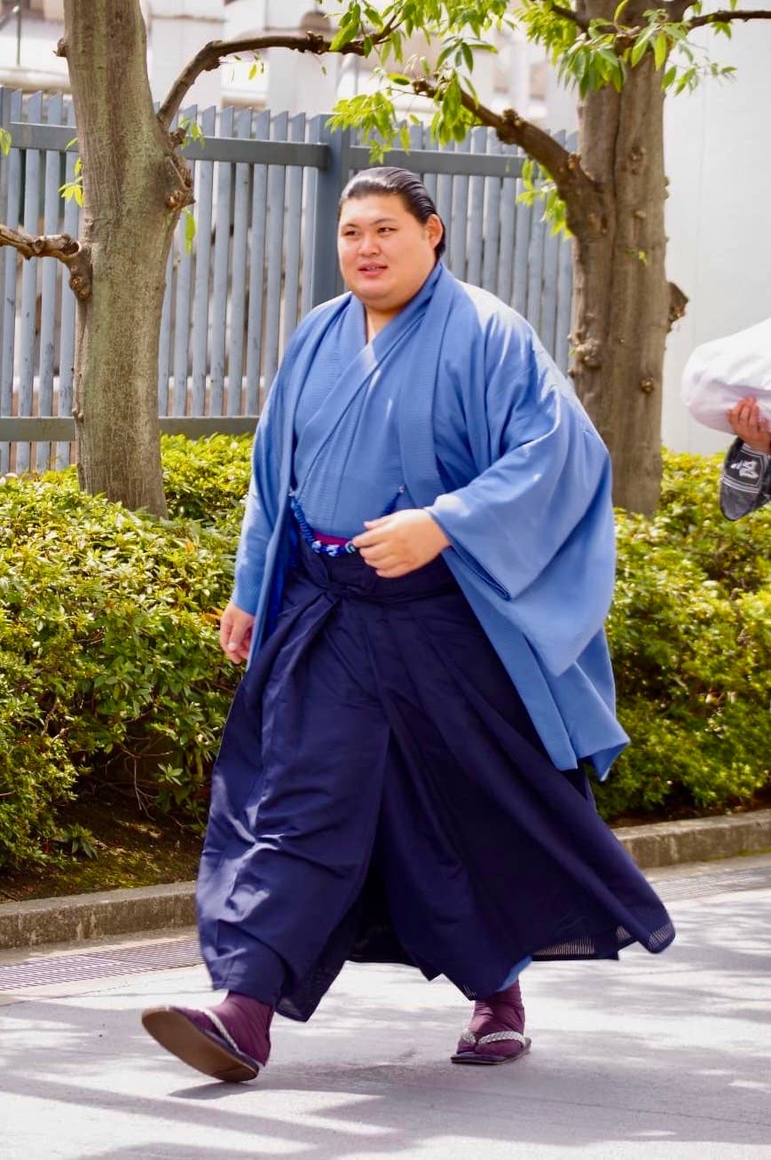 Onosato Menang Turnamen Sumo Pertama pada Usia 23 Tahun