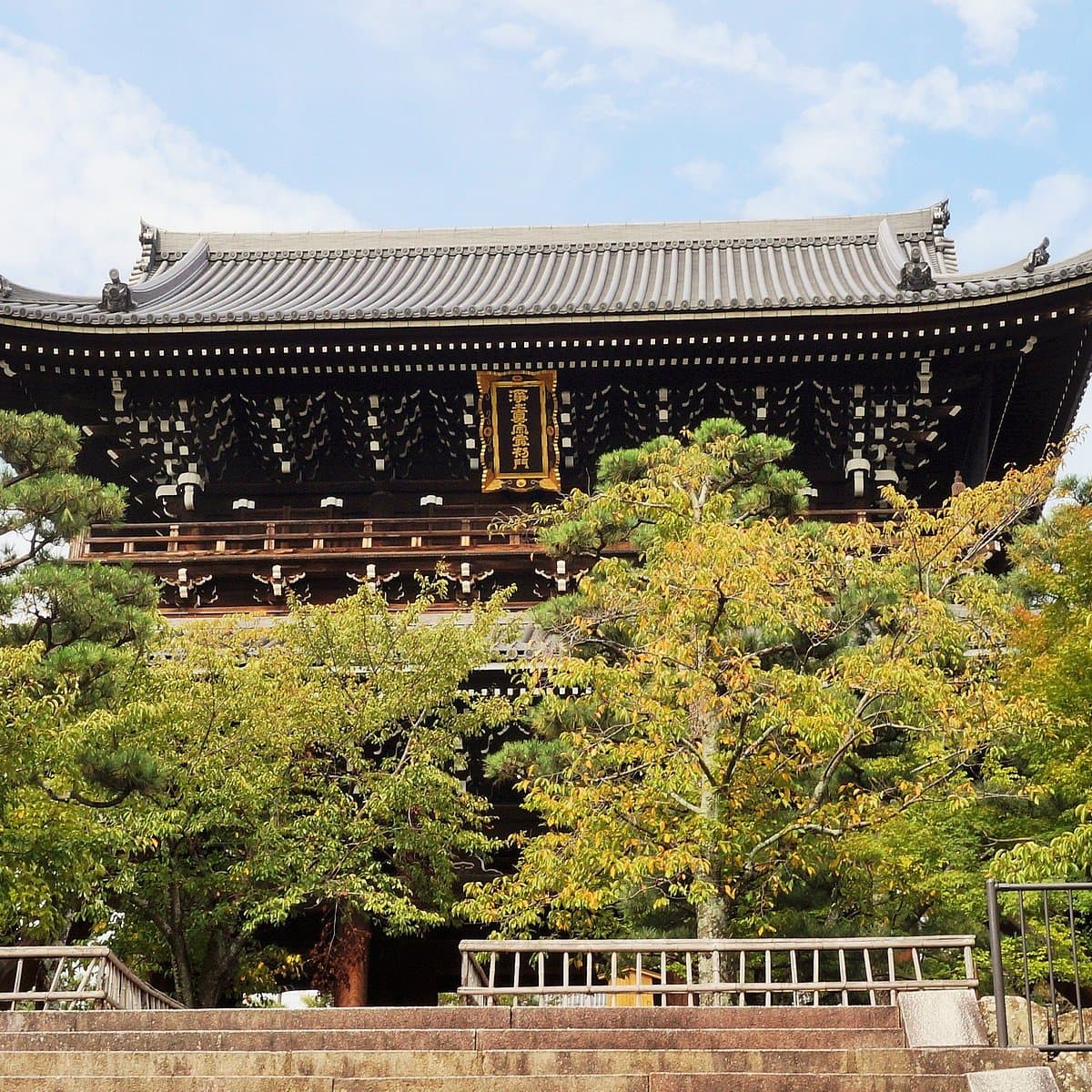 Penduduk Kota di Jepang yang Dilanda Gempa Kunjungi Makam