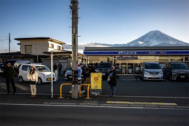 Penghalang Gunung Fuji di Lawson Jepang Mulai Dipasang, Ada Apa?