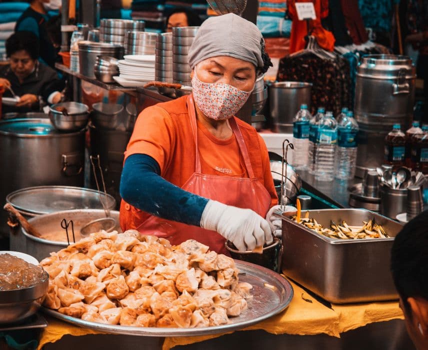 Warga Korsel Sajikan Makanan Khasnya bagi Pengungsi Gempa Noto