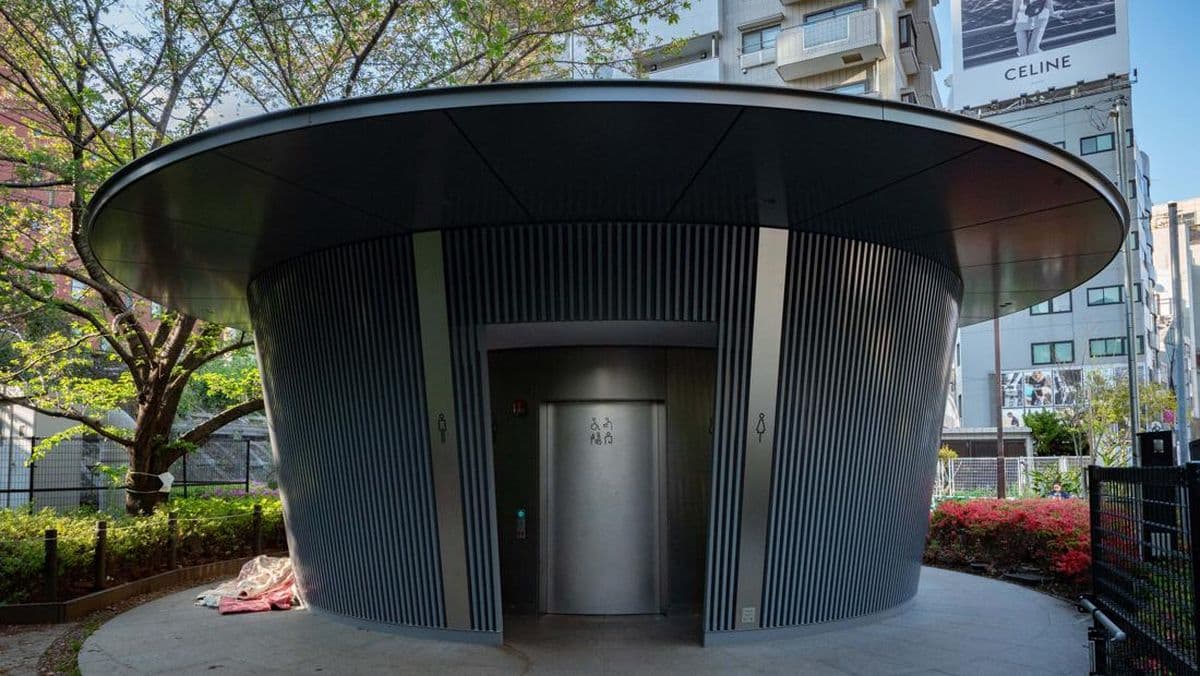 Tur Sakura di Jepang Itu Biasa, yang Baru Adalah Tur Toilet!