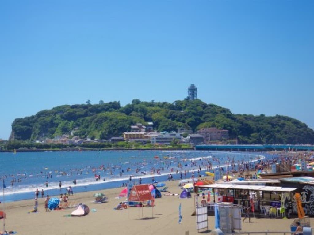 Turis ke Pulau Enoshima Jepang Lewat "Jalan Alami" Saat Air Surut