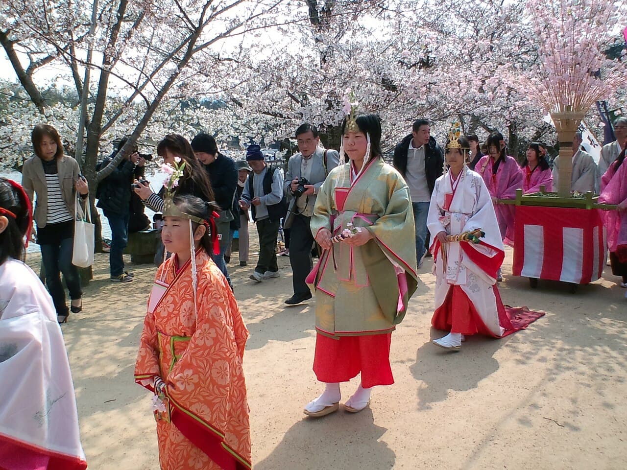 Orang Berdoa demi Kesehatan pada Festival di Nara