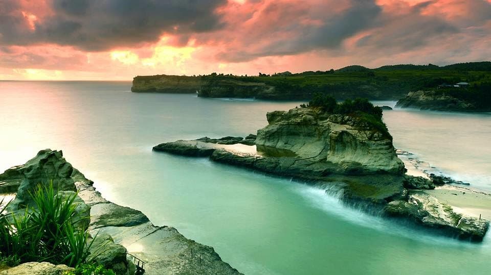 Pacitan Memiliki Pantai Baru Yang Eksotik