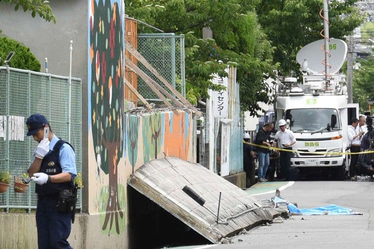 Murid Sekolah Mengungsi Sementara dari Zona Terdampak Gempa