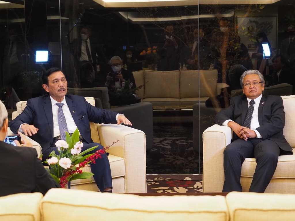 Luhut Minta Kapolda & Pangdam Bubarkan Kerumunan Massa Untuk Antisipasi Lonjakan Corona