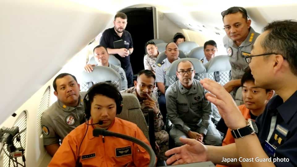SDF & Pasukan Penjaga Pantai Jepang Latihan Kirim Barang Bantuan