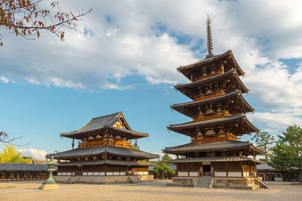 Patung Buddha di Kuil Horyuji Dibersihkan pada Akhir Tahun
