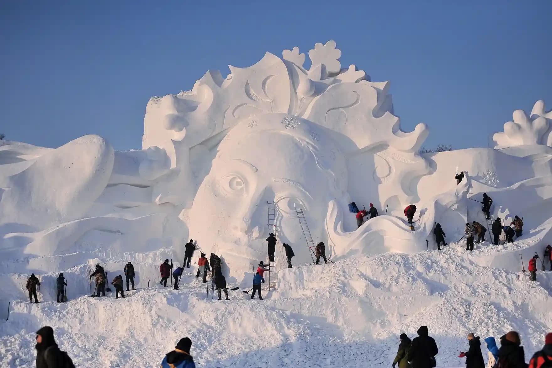 Patung Salju Raksasa Dipajang di Festival Musim Dingin Asahikawa