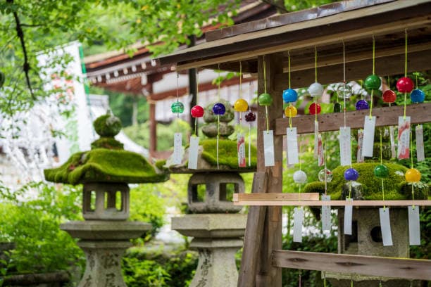 Ratusan Lonceng Angin Menghiasi Kuil Matsunoo Taisha di Kyoto