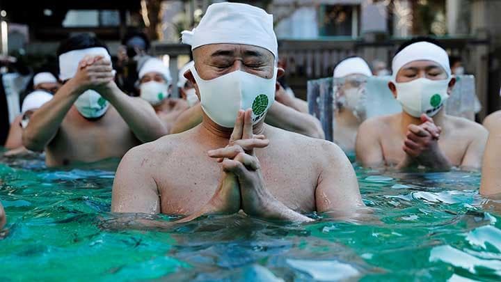 Perenang Menerjang Air Dingin dalam Acara Tahun Baru di Nagasaki