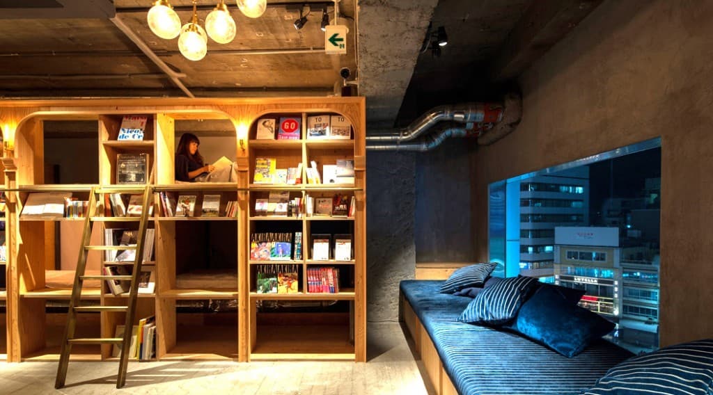 Uniknya Hotel Perpustakaan di Jepang, Bisa Baca Sambil Rebahan di Rak Buku